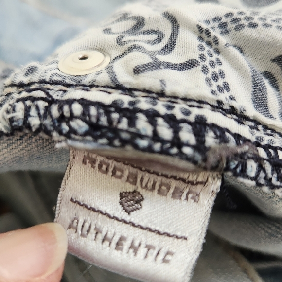 ROCAWEAR Women's Size 9 Light Wash Embroidered Blue Jeans - Picture 7 of 7